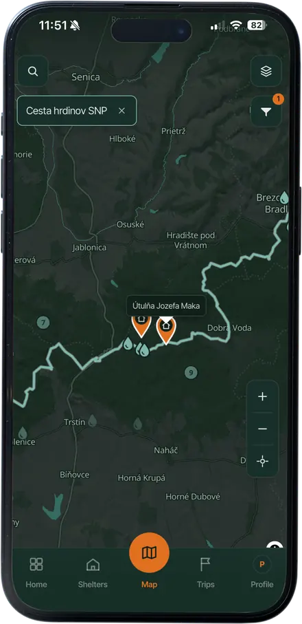 Mapa Bivaq na telefóne, filtrovaná na Cestu hrdinov SNP: trasa vedená po hrebeni s bodmi útulní a značkami vody pozdĺž nej.